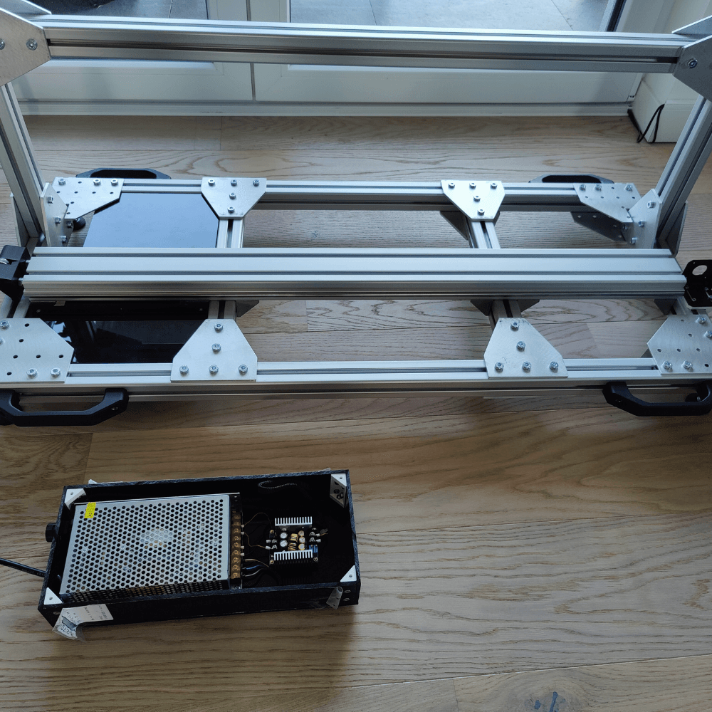 Box aus Acrylglas für das Netztteil