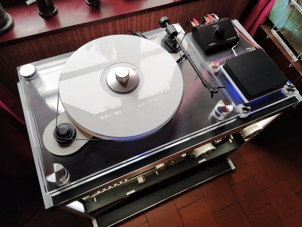 Platine vinyle design et moderne en plexiglass 1