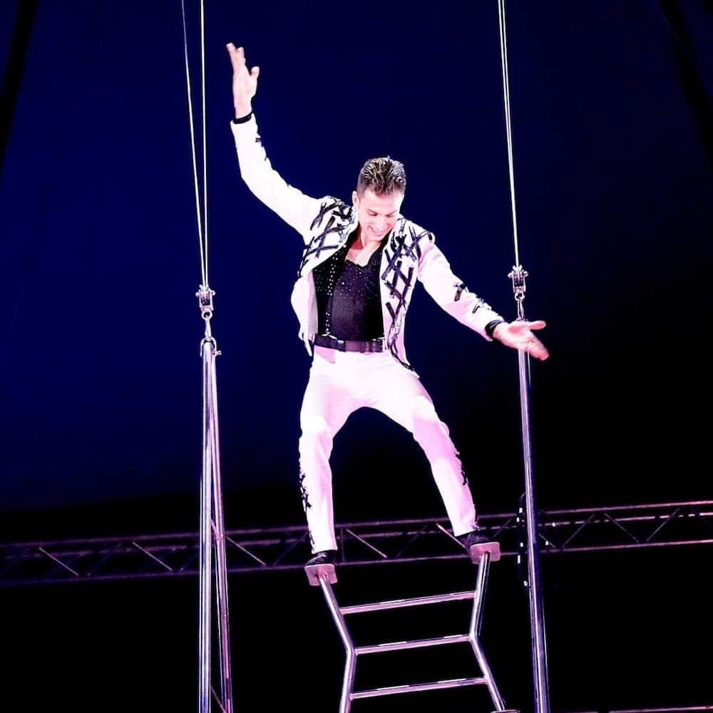 Agrès de cirque en plexiglass