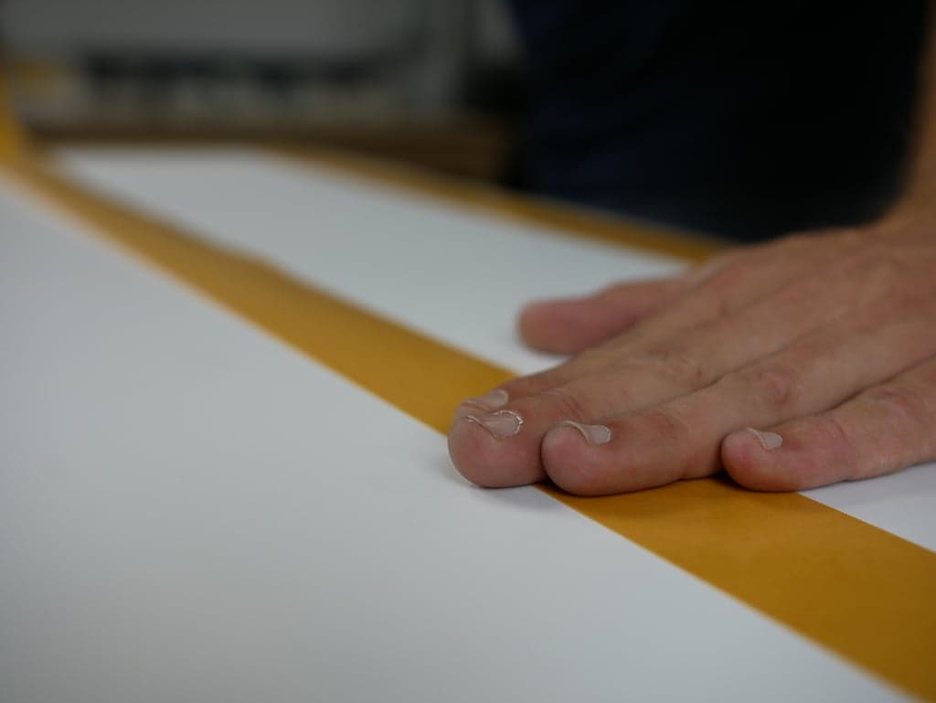 Appliquer du papier peint avec du ruban adhesif