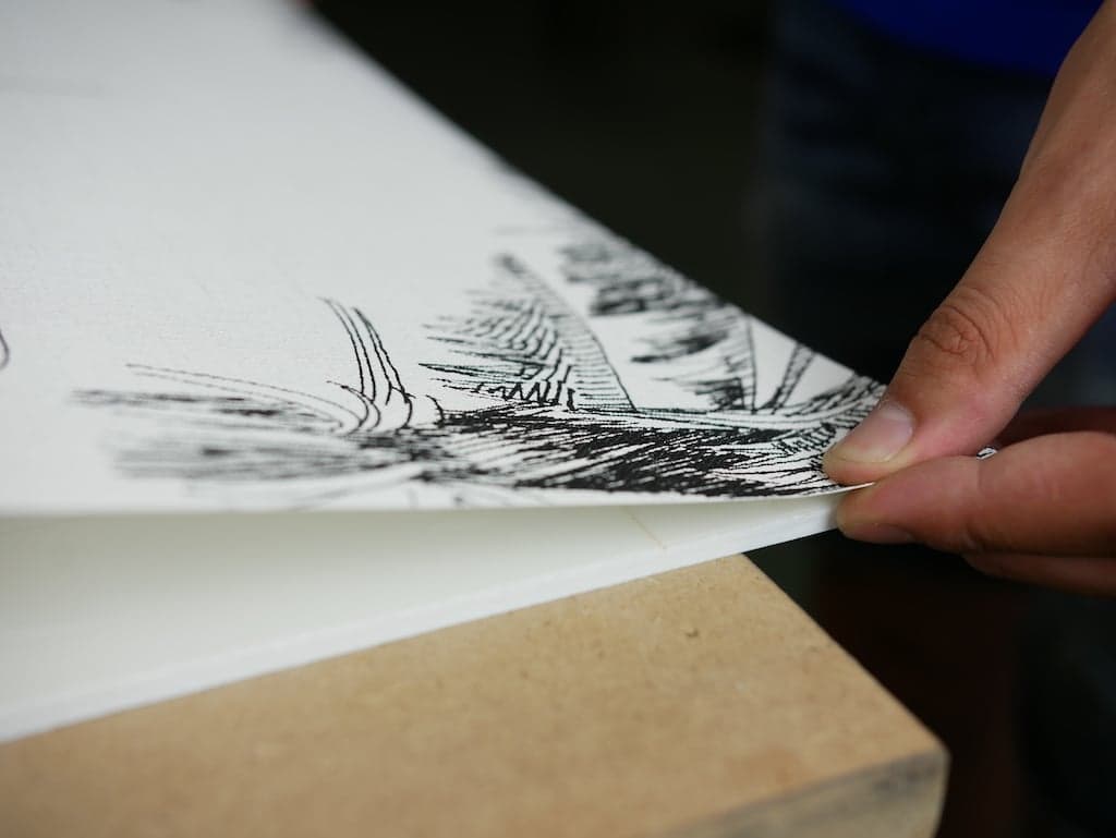 Appliquez le papier peint sur le panneau PVC