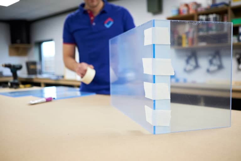 Aquarium-maken-plexiglasplaten-in-positie-1-768x513