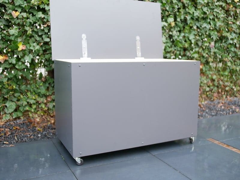 Boîte de rangement pour coussins de jardin dans le jardin avec couvercle ouvert