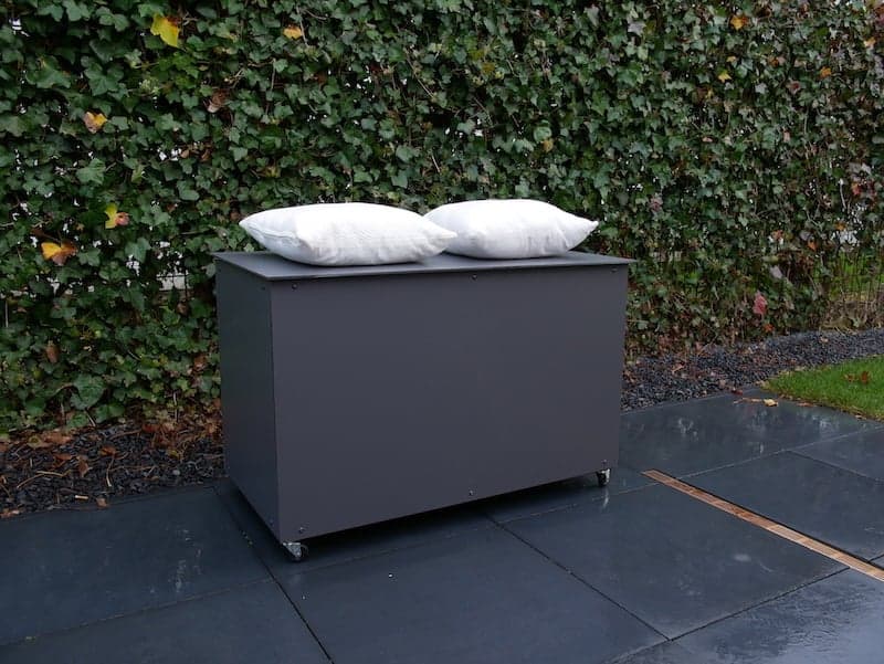 Coffre a jouet et banc exterieur