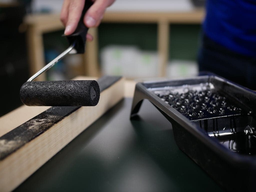 Collage trespa application de l'apprêt