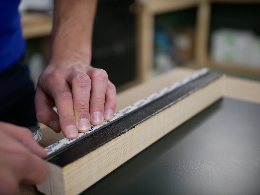 Collage trespa application de ruban adhesif double face