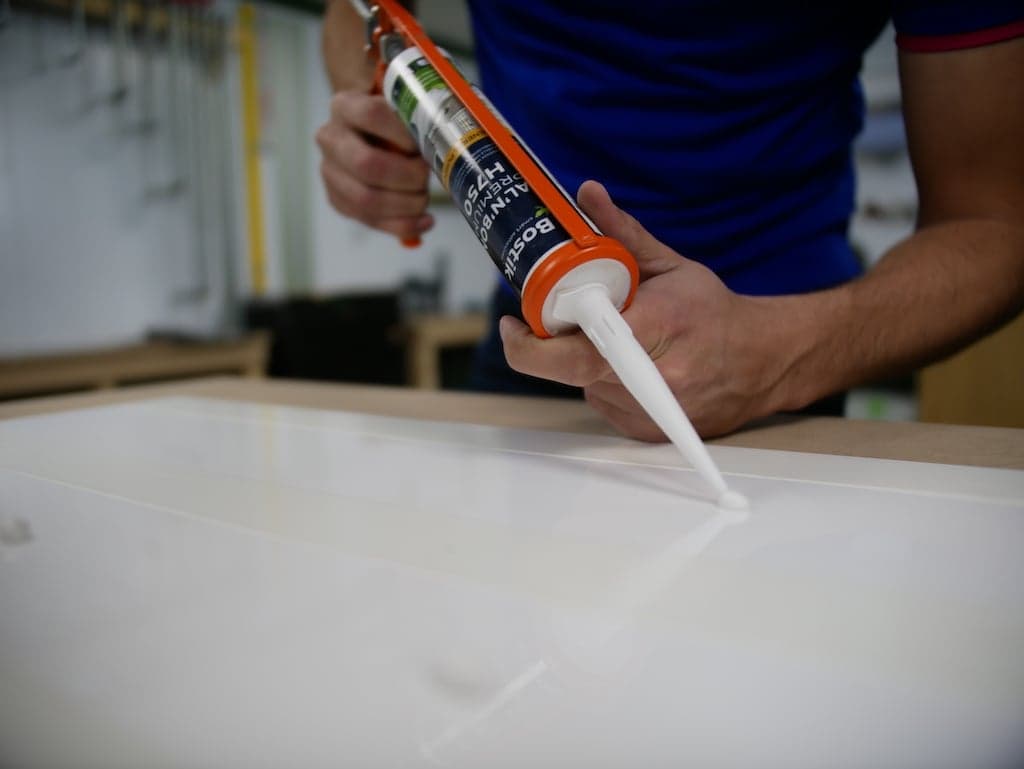 Coller du plaque plexiglass