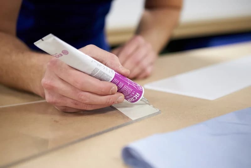 Comment coller du plexiglass avec Acrifix