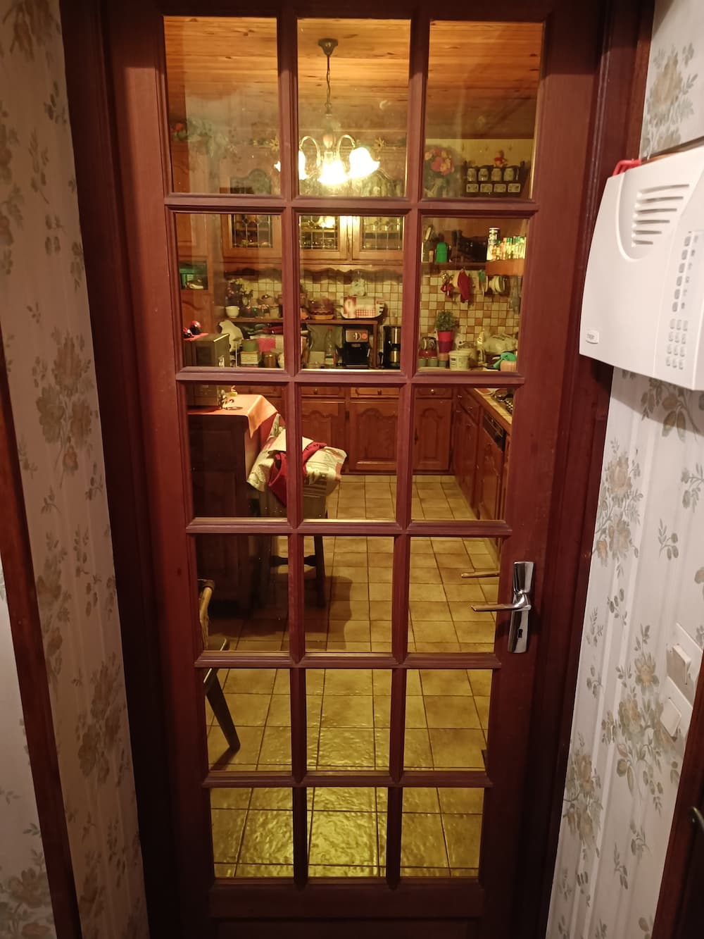 Création de vitres en plexiglass pour une porte en bois01