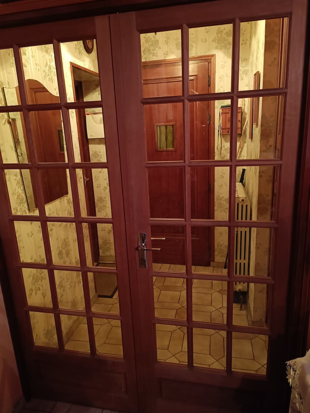 Création de vitres en plexiglass pour une porte en bois02