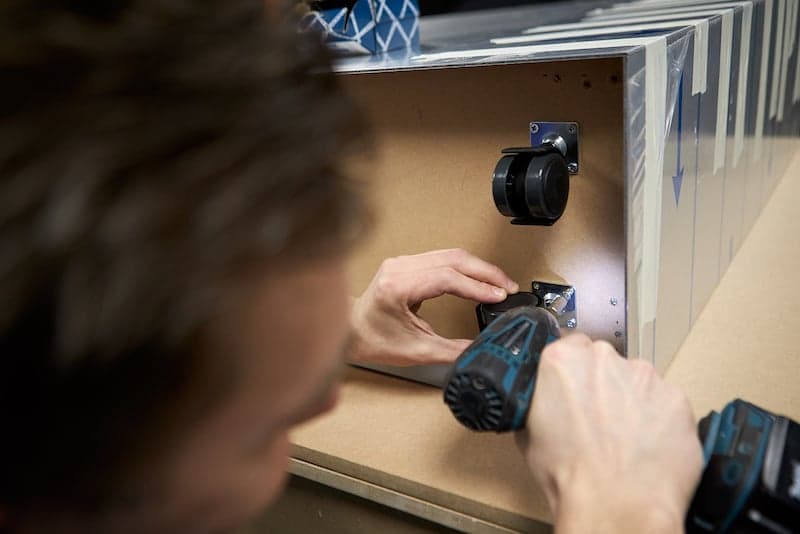 DIY Jardiniere fixer les roulettes