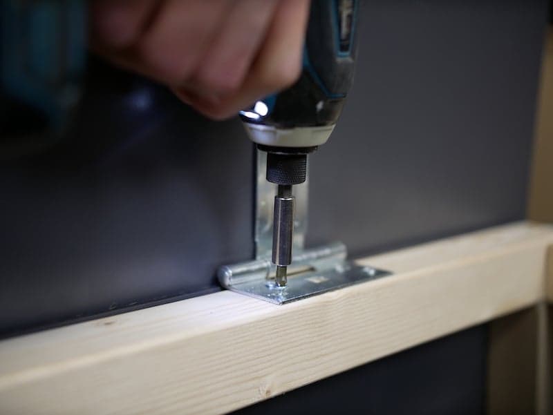 DIY boite a colis fixer les charnieres