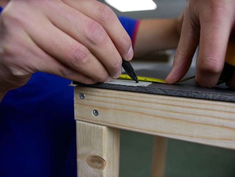 DIY boite a colis marquer les trous de forage