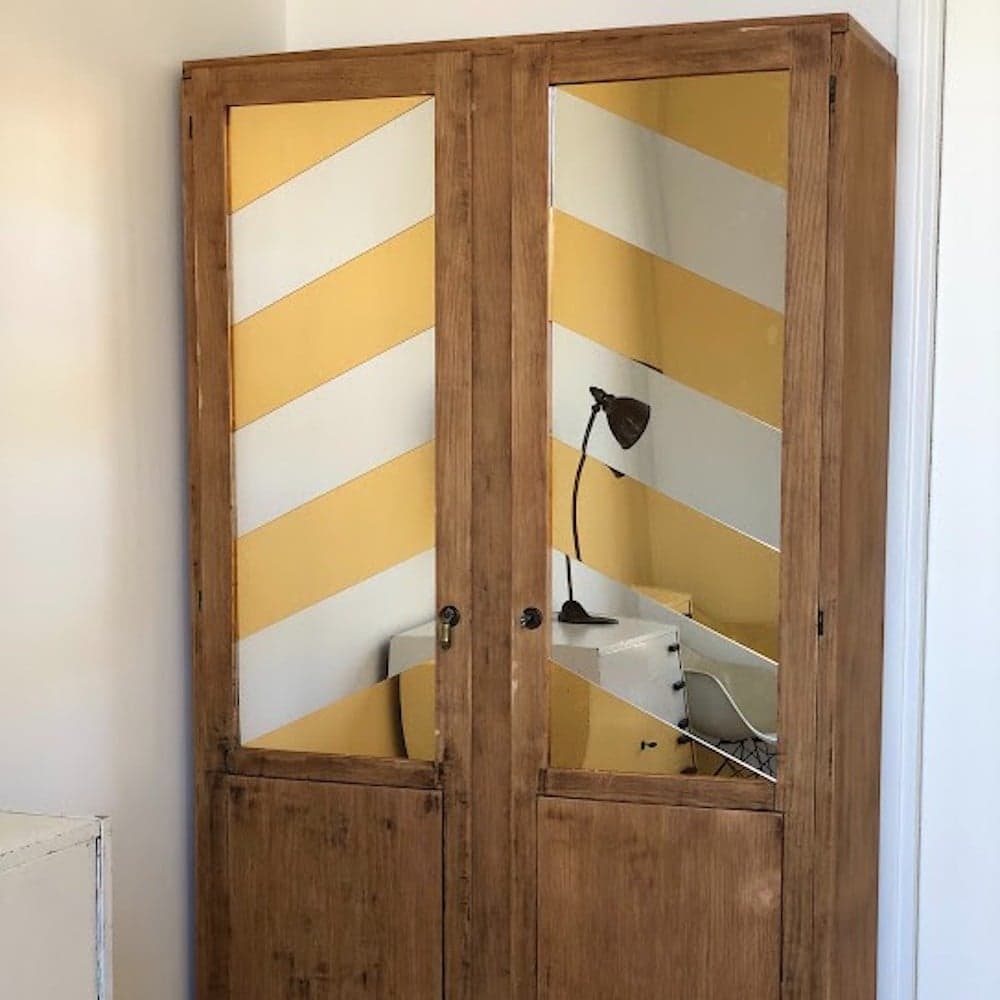 Du plexiglass miroir sur les portes d’une armoire