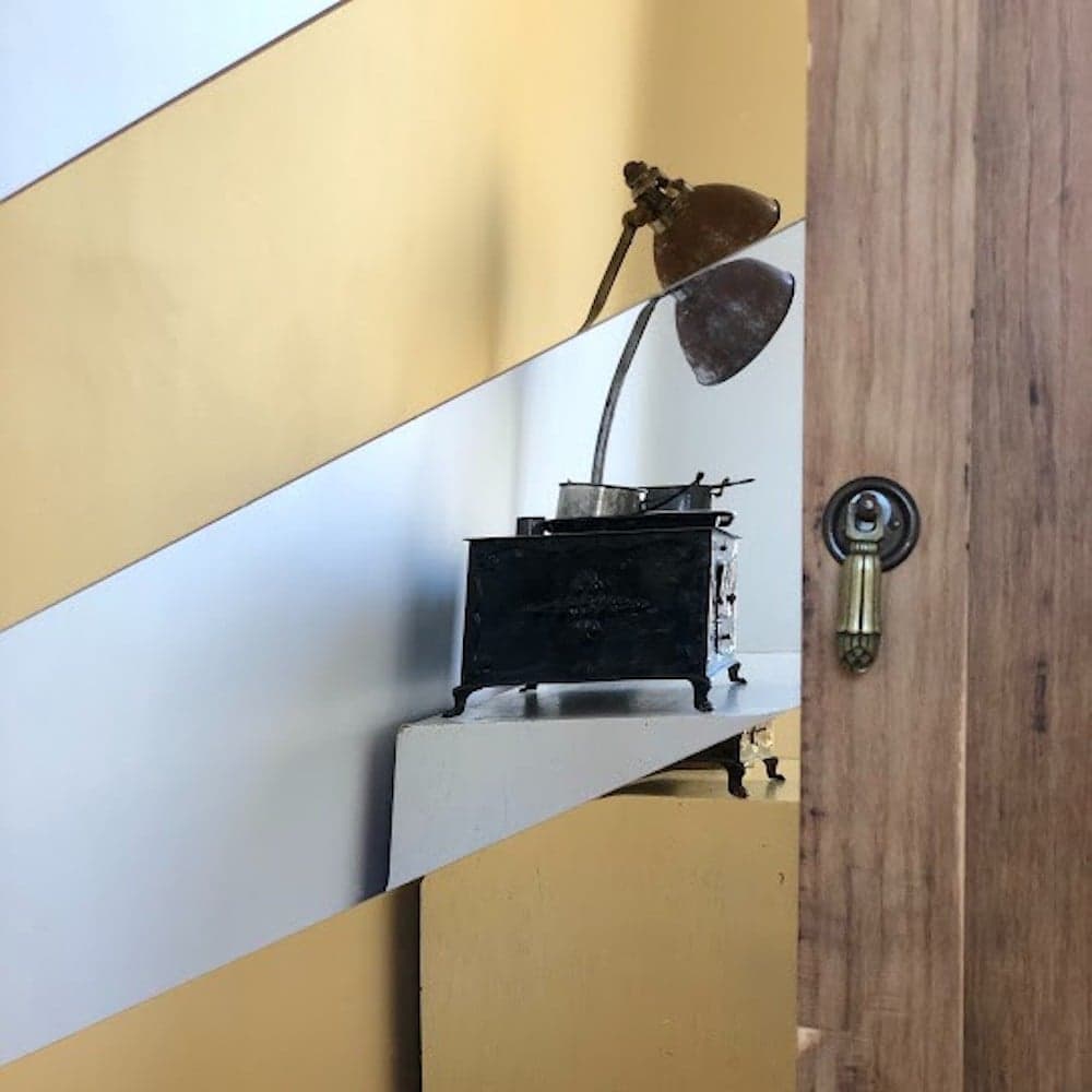 Du plexiglass miroir sur les portes d’une armoire2