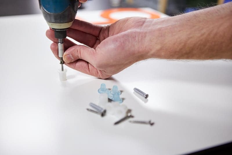 Fabrication ddentretoises pour numéros de maison avec fixation par vis