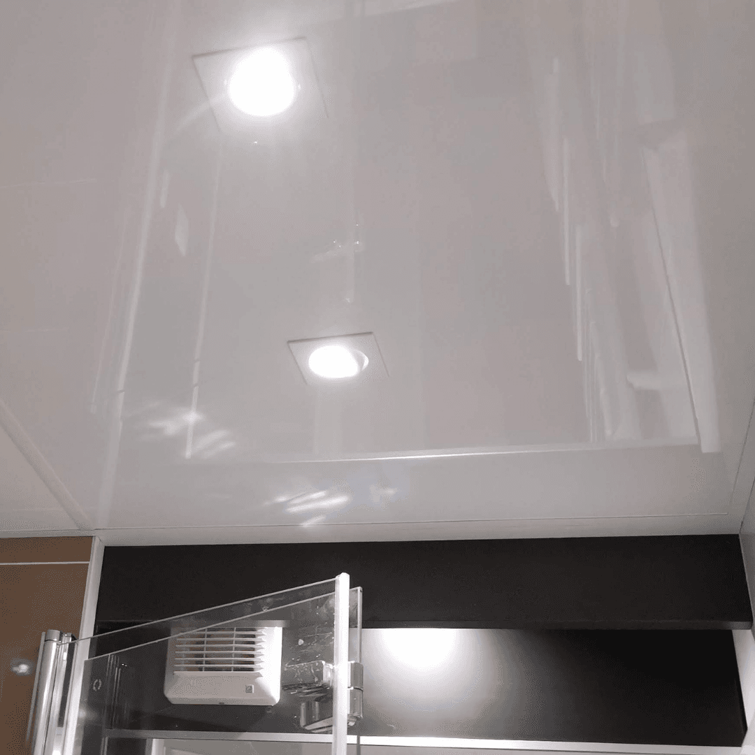 Faux plafond de salle de bain en panneaux composites 22