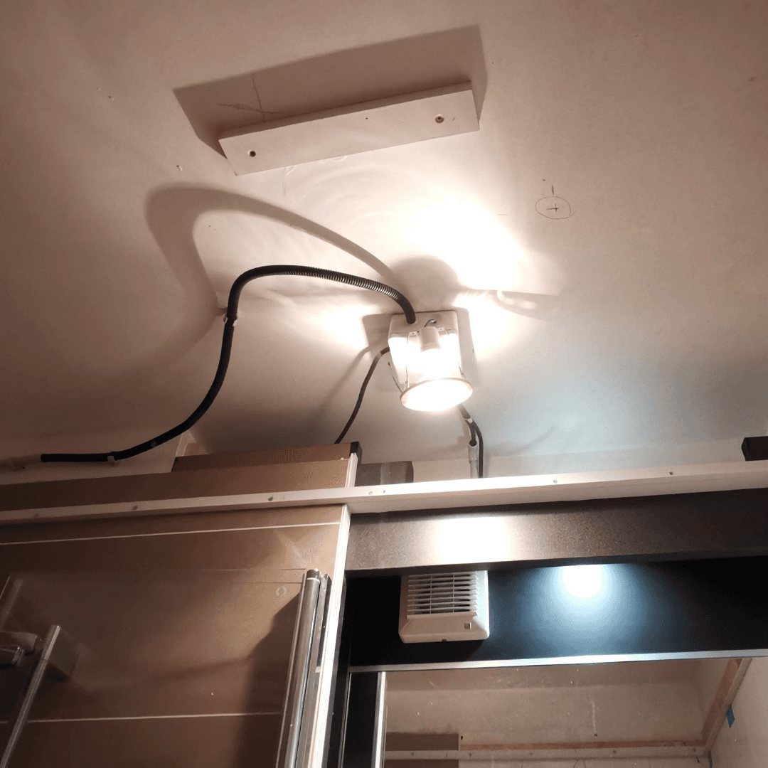 Faux plafond de salle de bain en panneaux composites 23