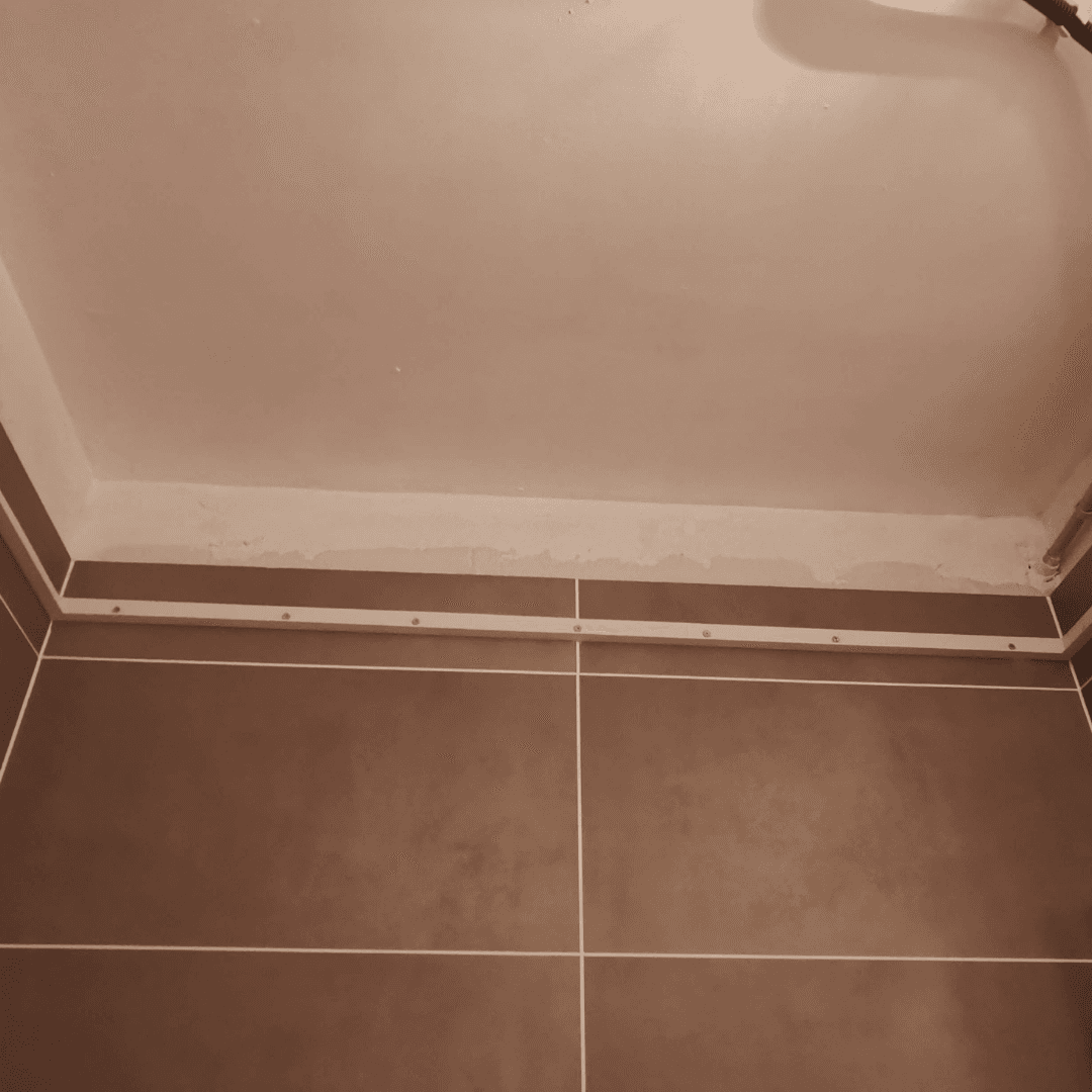 Faux plafond de salle de bain en panneaux composites 24