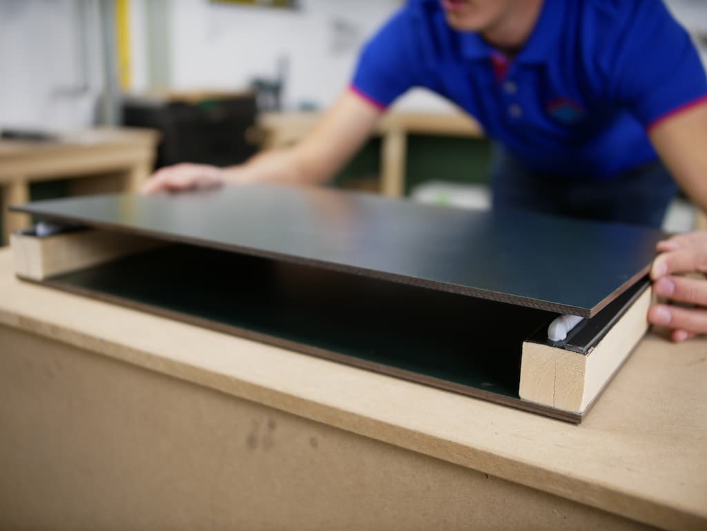 Fixer le panneau trespa sur la cavité