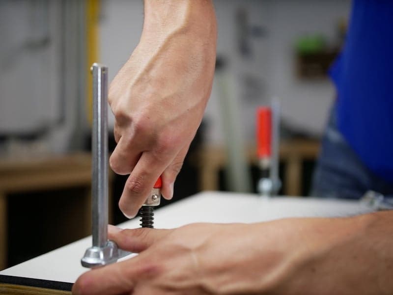 Fixez le panneau HPL avec des pinces