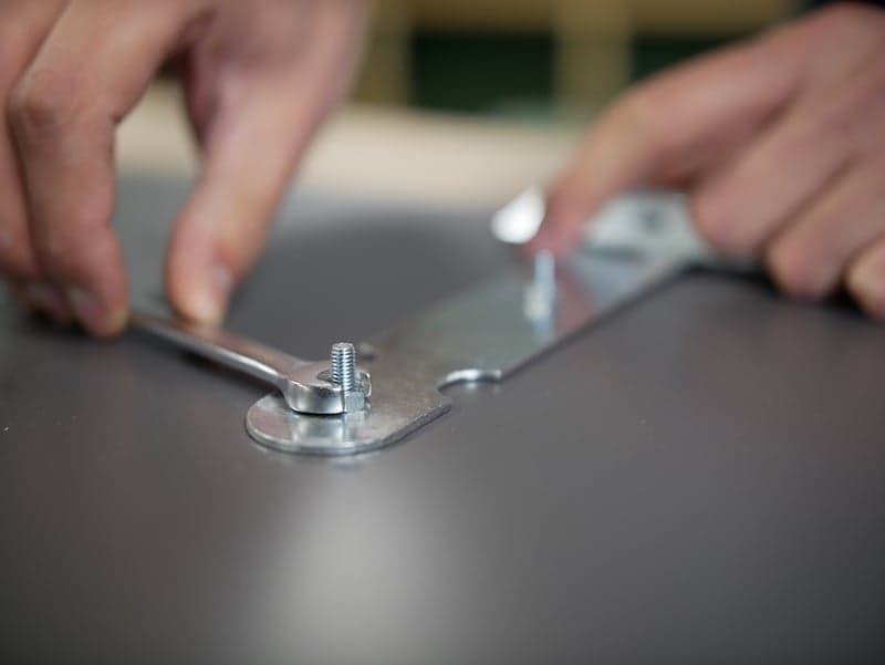 Fixez les charnieres au coffre a jouet exterieur