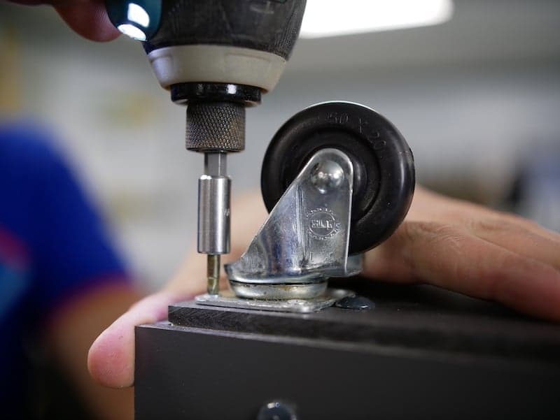 Fixez les roues sur le coffre a jouet