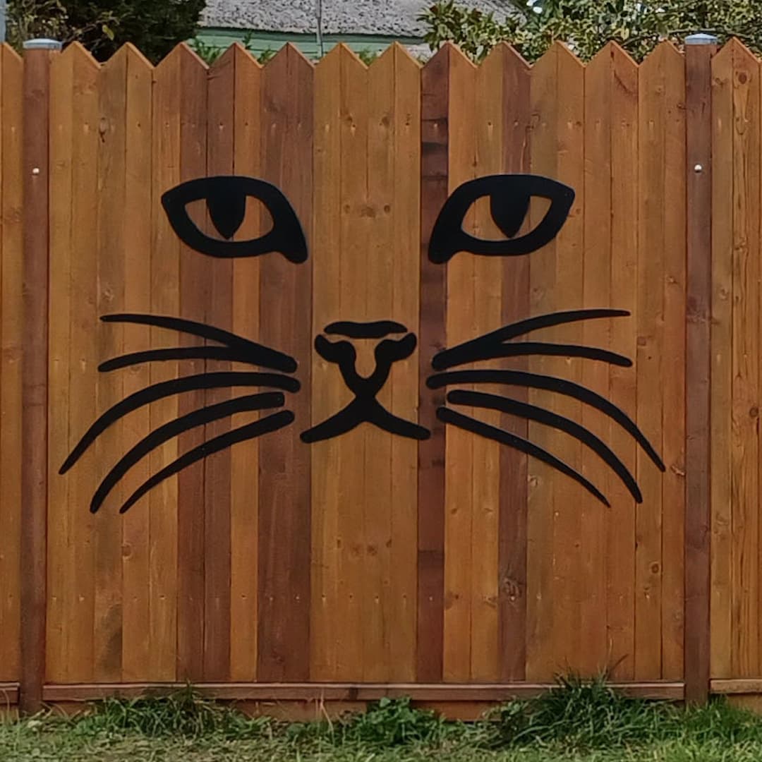 Décors en PEHD noir pour égayer une palissade