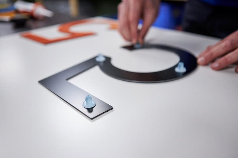 Numéro de maison faisant des entretoises pièce jointe