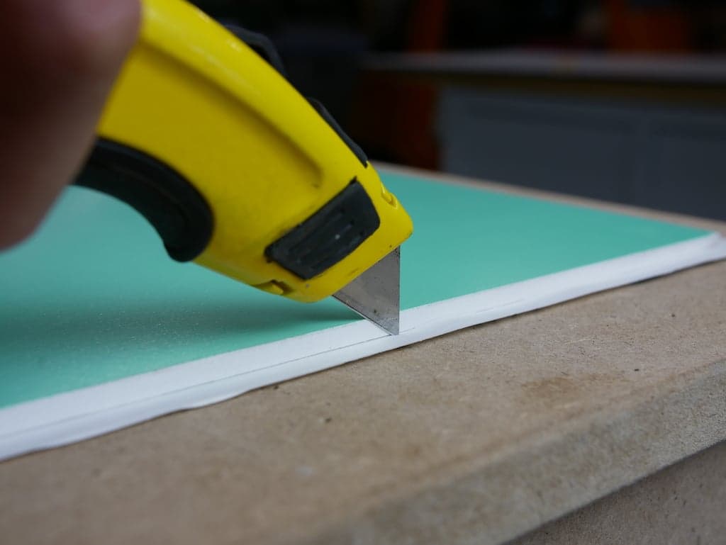 Panneau papier peint DIY - Coupez le papier peint a la taille