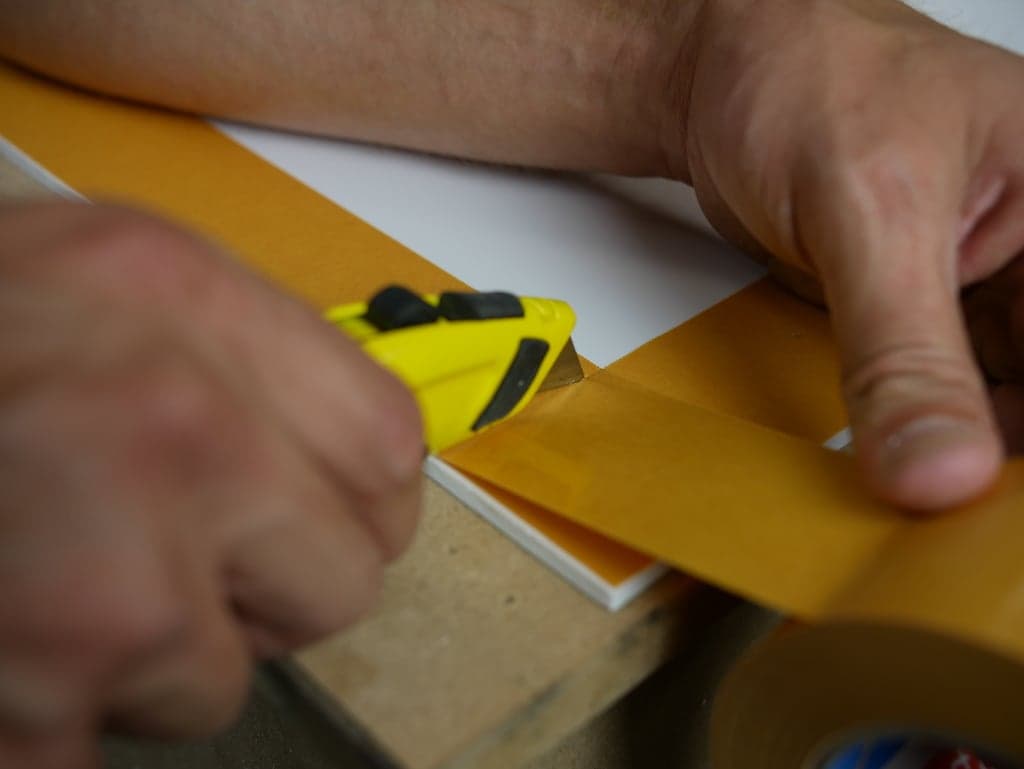 Panneau papier peint DIY - Coupez ruban adhesif a la taille