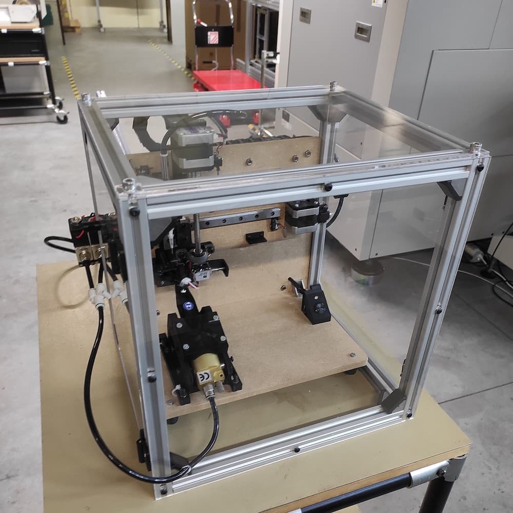 Protection transparente en plexiglass pour une machine3