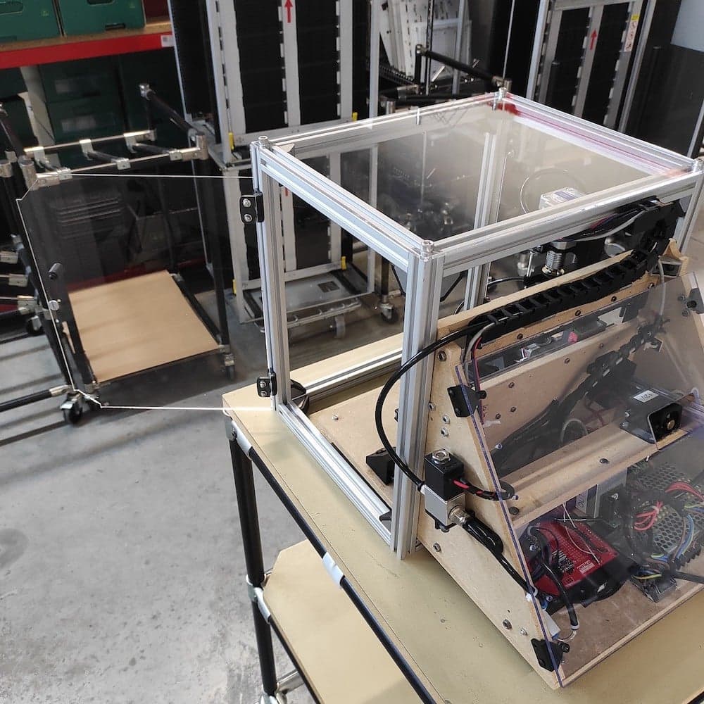 Protection transparente en plexiglass pour une machine4