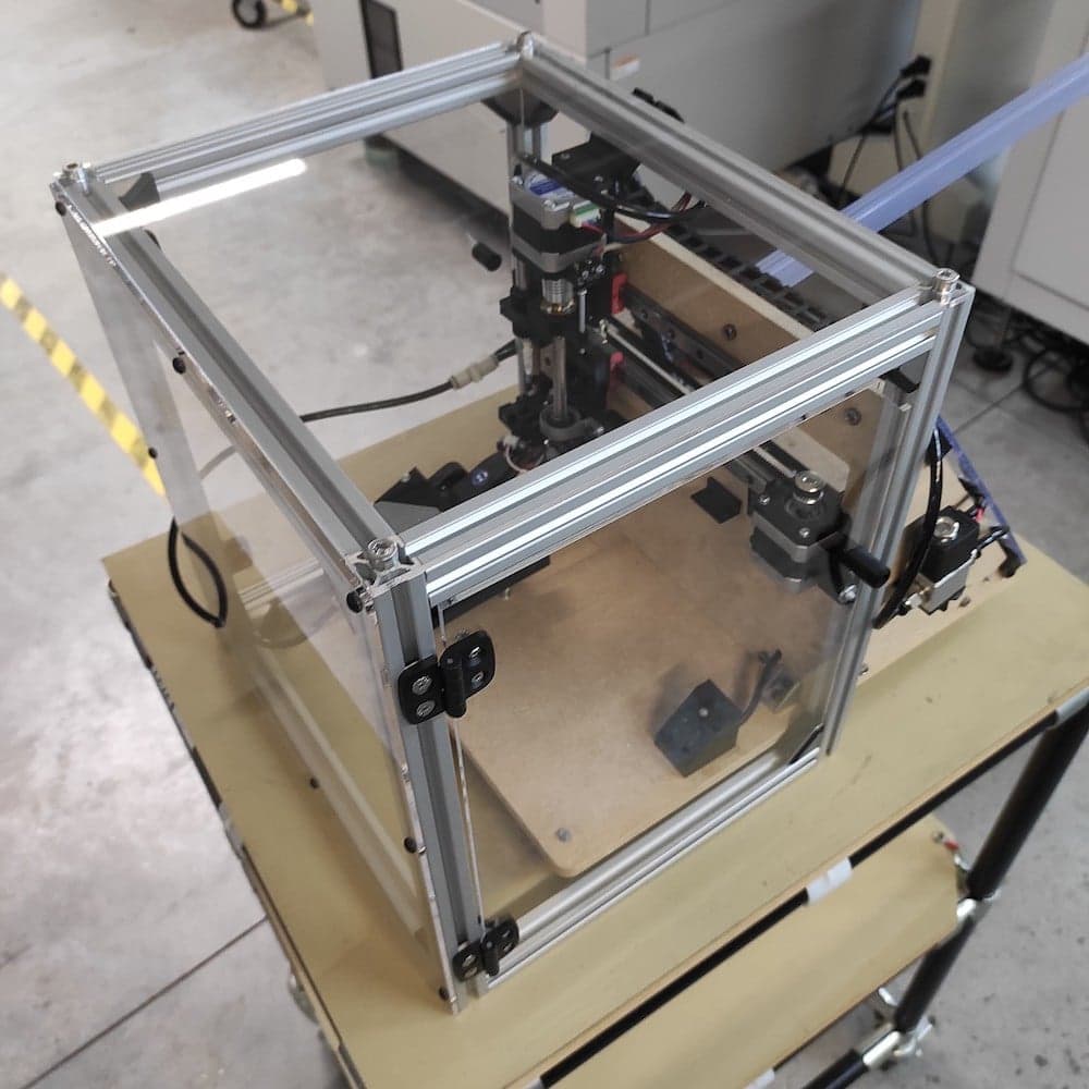 Protection transparente en plexiglass pour une machine4