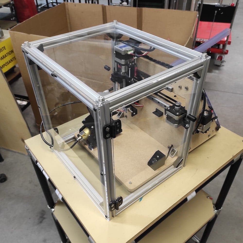 Protection transparente en plexiglass pour une machine6