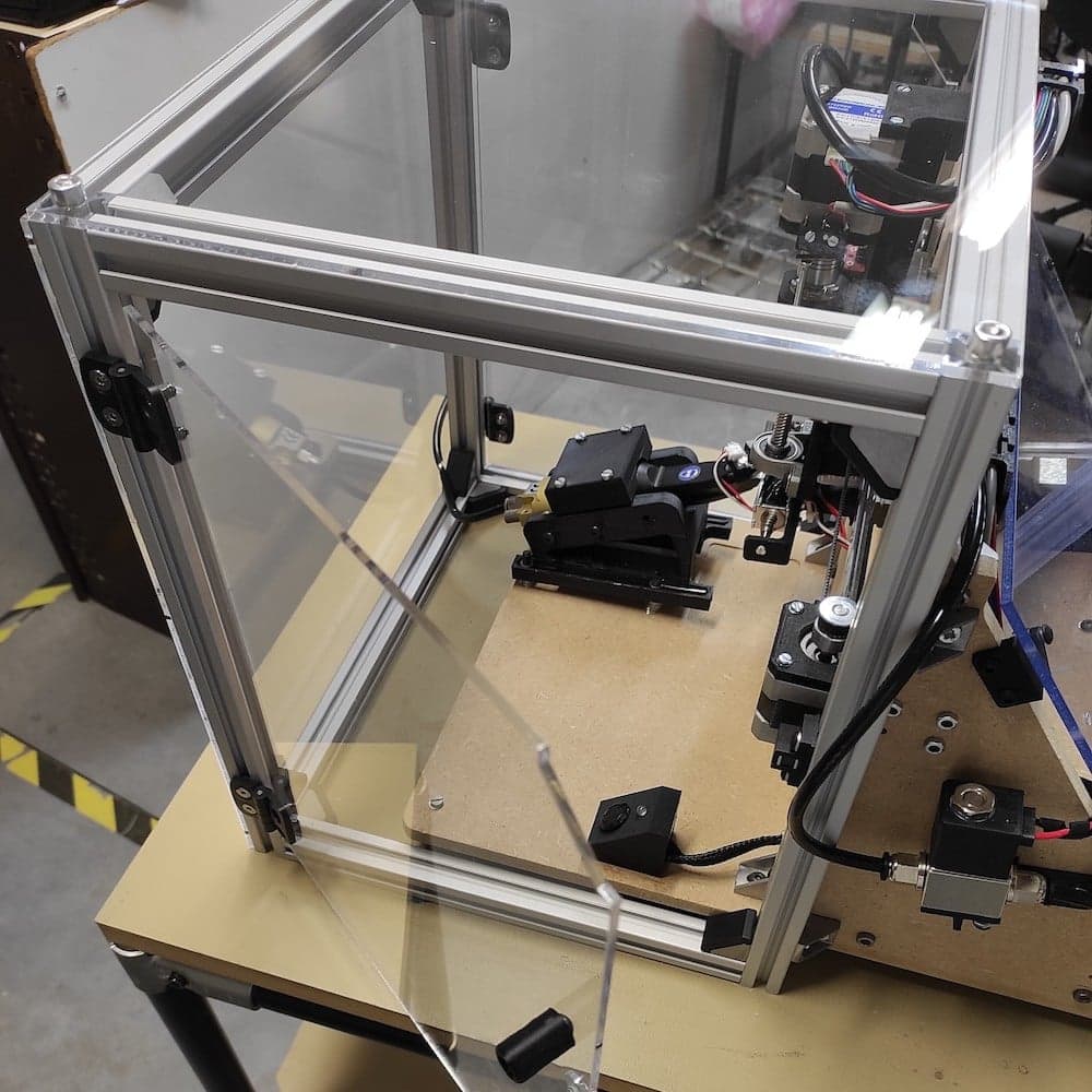 Protection transparente en plexiglass pour une machine7