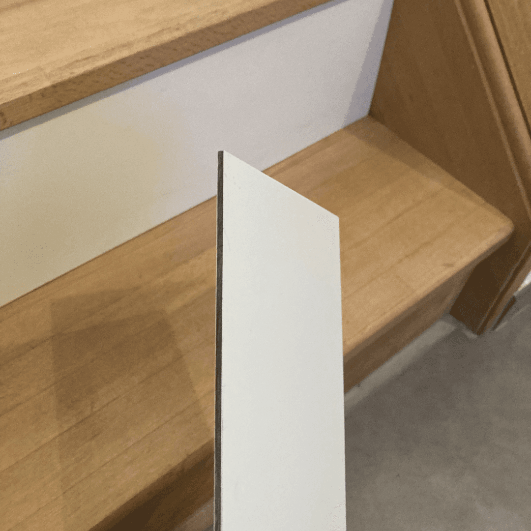 Réalisation de contremarches en HPL blanc pour escalier en bois