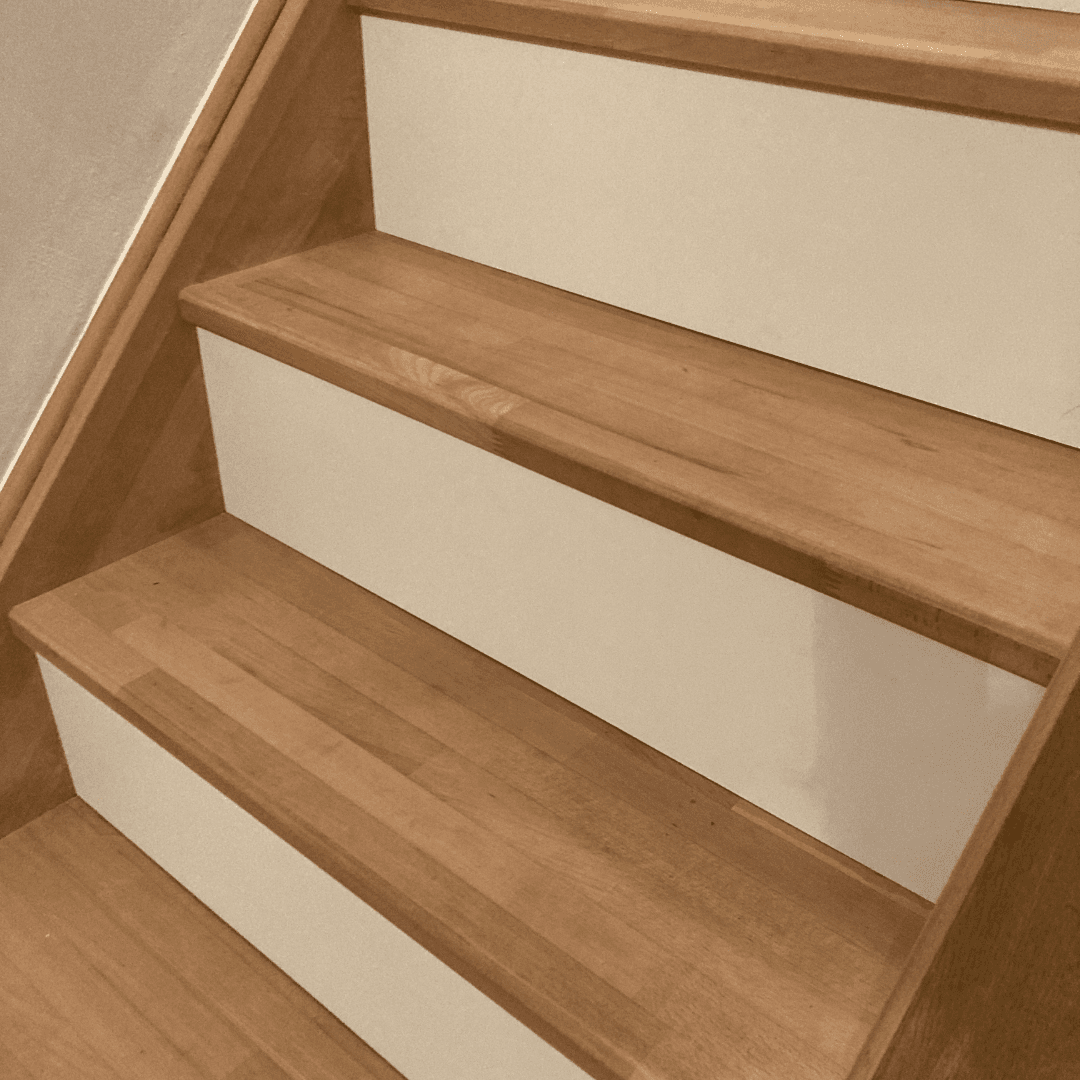 Réalisation de contremarches en HPL blanc pour escalier en bois