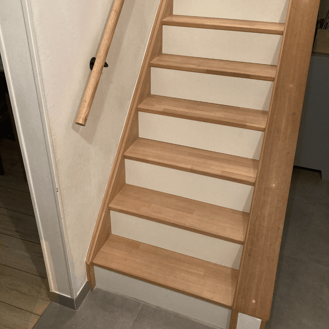 Réalisation de contremarches en HPL blanc pour escalier en bois