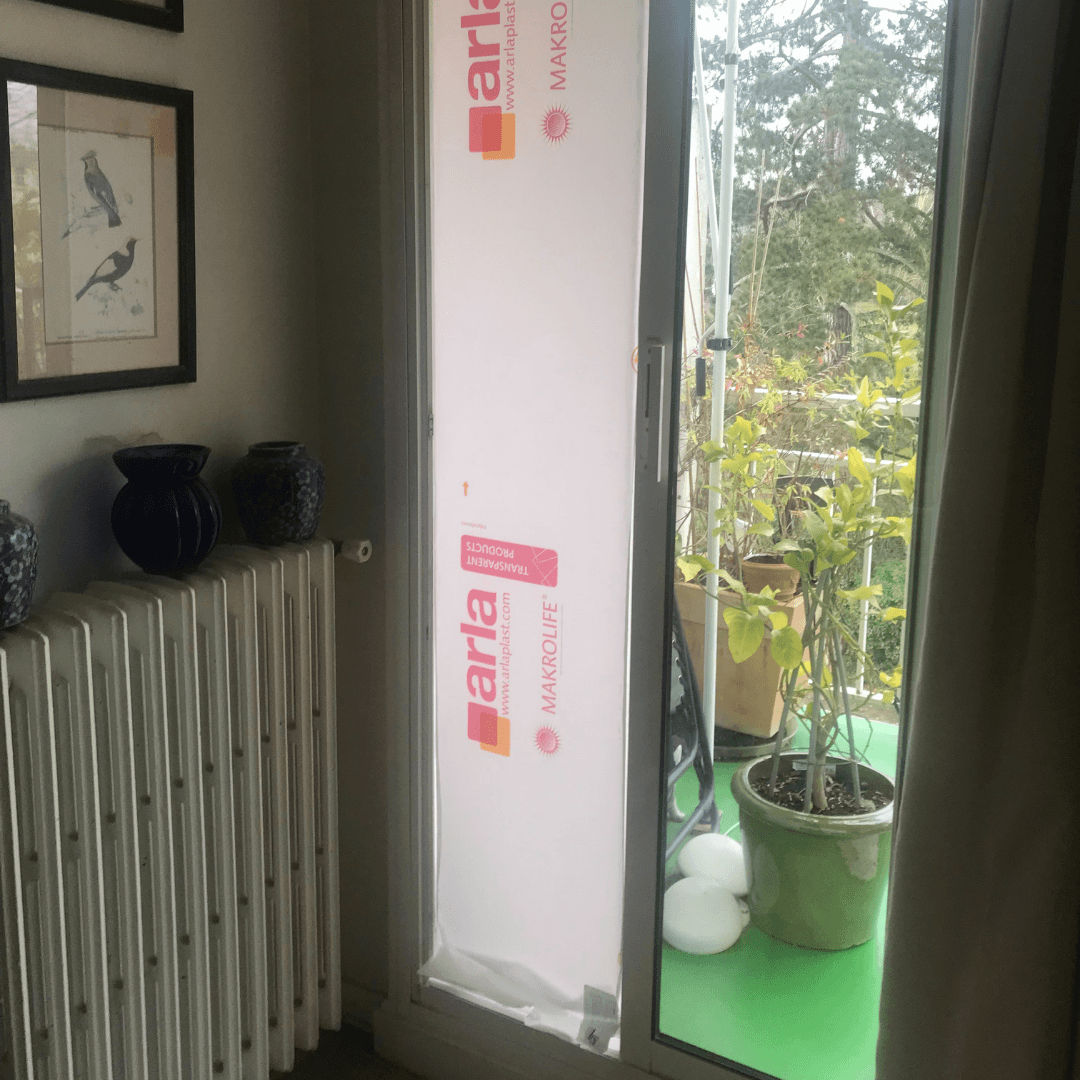 Réalisation d’une chatière pour chien avec du polycarbonate