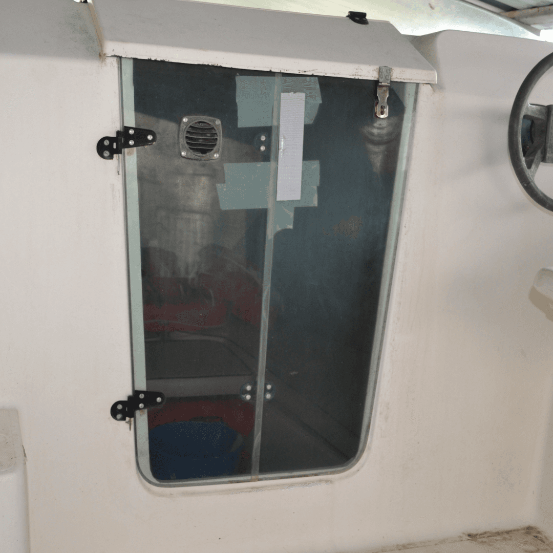 Réalisation d’une porte de bateau en accordéon en plexiglass