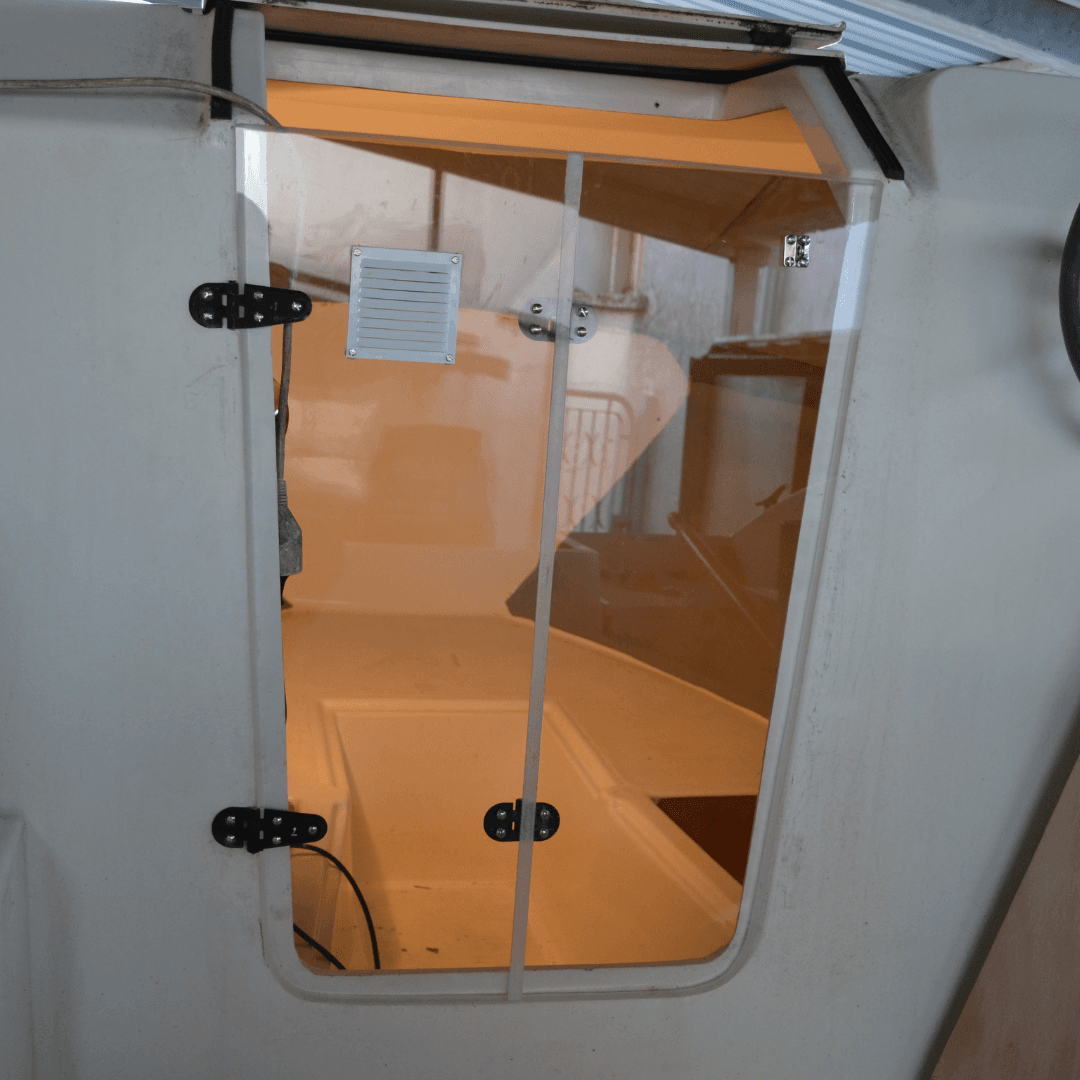 Réalisation d’une porte de bateau en accordéon en plexiglass