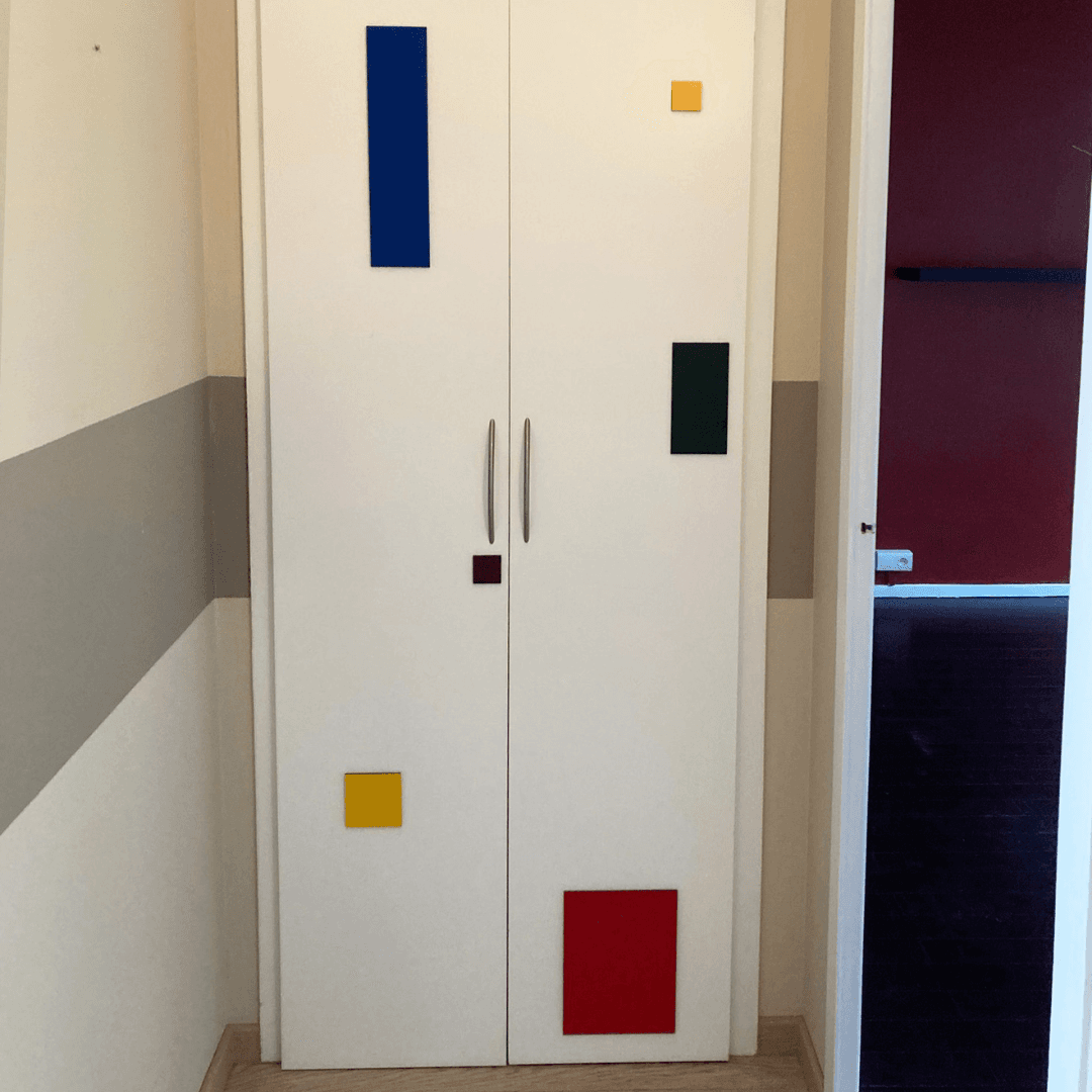 Réparation des portes de placard avec des plaques HPL colorées