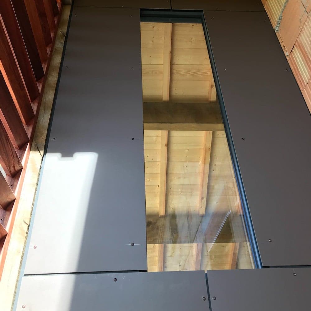 Réalisation d’un mur avec un revêtement en HPL brun
