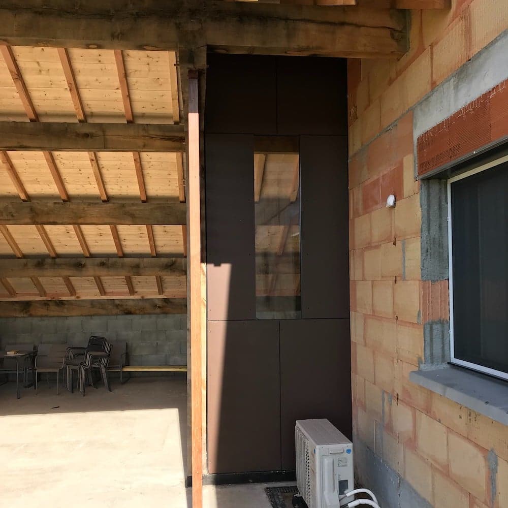 Réalisation d’un mur avec un revêtement en HPL brun