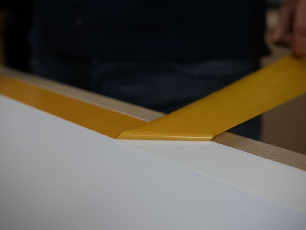 Retirez le film protecteur du ruban adhesif