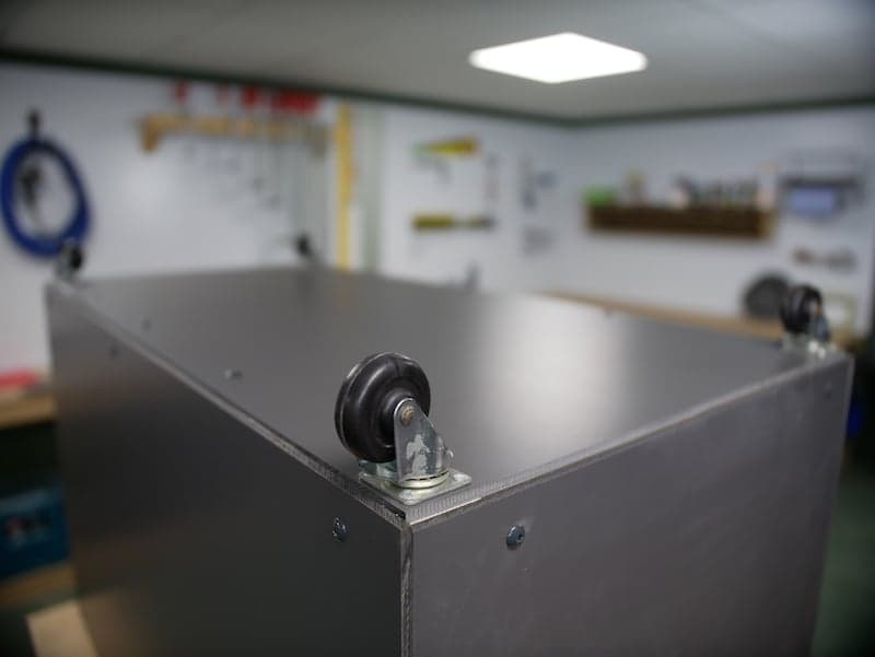 Roues sur le coffre a jouet exterieur