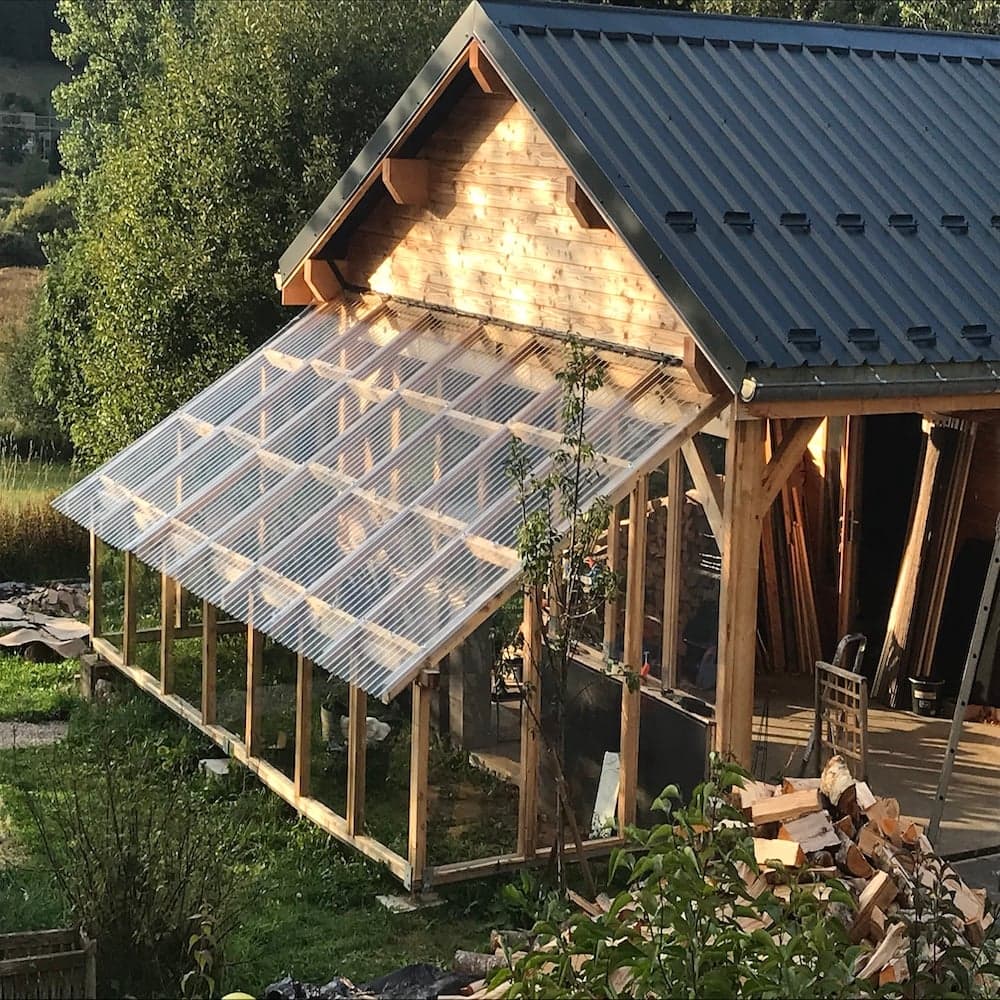 Serre à un pan avec du polycarbonate