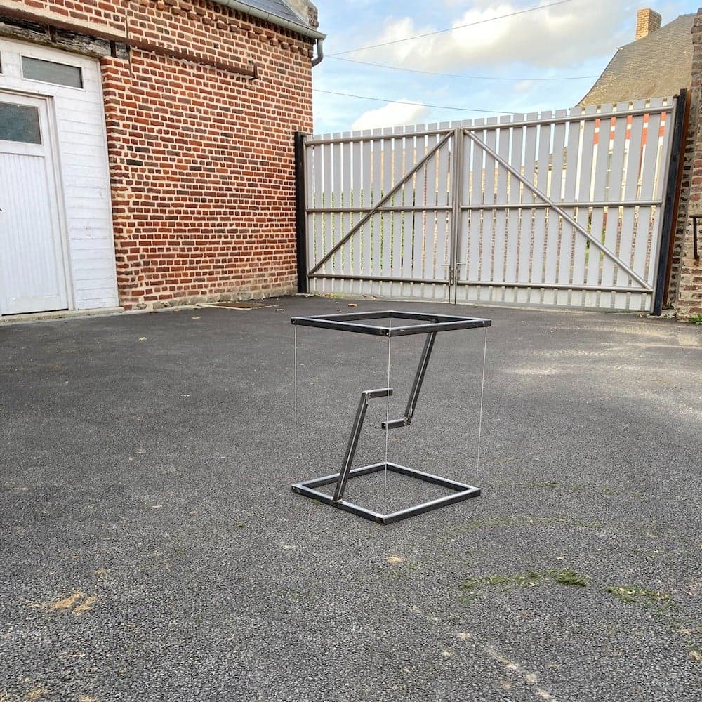 Table basse en lévitation à l’aide de plexiglass01