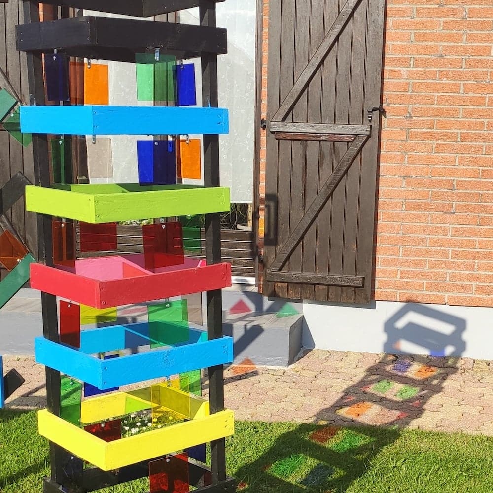 Totems en plexiglass teinté